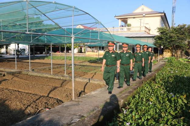 Ảnh có chứa ngoài trời, thực vật, bầu trời, mặt đất

Mô tả được tạo tự động