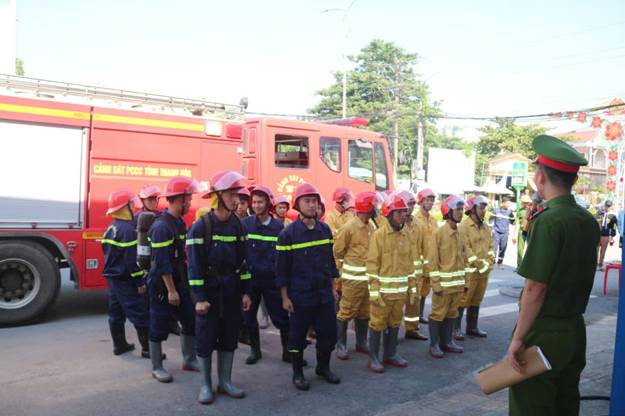 Ảnh có chứa trang phục, lính cứu hỏa, ngoài trời, người

Mô tả được tạo tự động