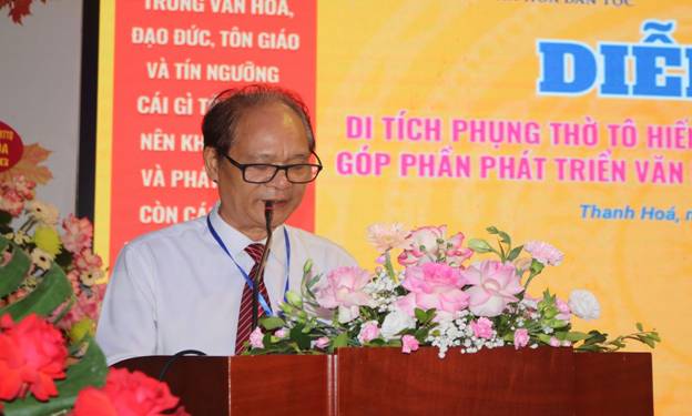 Ảnh có chứa văn bản, hoa, trang phục, Mặt người

Mô tả được tạo tự động