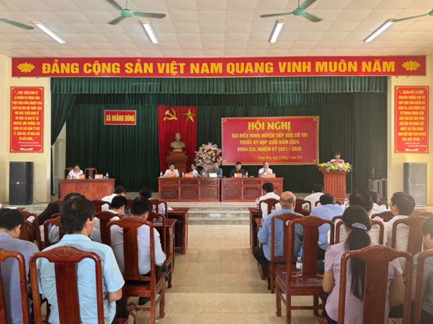 Ảnh có chứa trang phục, đồ đạc, trong nhà, đàn ông

Mô tả được tạo tự động