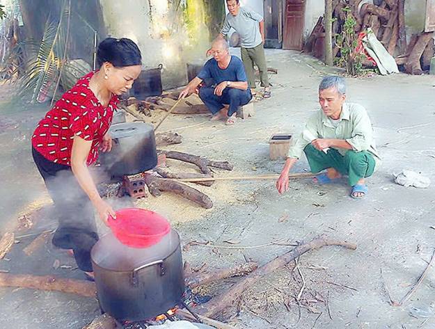 Ảnh có chứa trang phục, cậu bé, mặt đất, người

Mô tả được tạo tự động