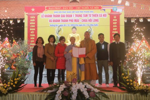 1. Đại diện trung tâm nhận quyết định thành lập.JPG