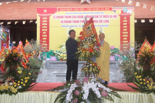 2. Đ.c Lê Sỹ Nghiêm - PBT - CT.UBND huyện Hoằng Hóa tặng lẵng hoa chúc mừng Trung tâm từ thiện xã hội chùa Hồi Long.JPG
