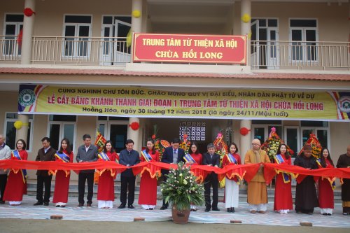 5 Các đại biểu cắt băng khánh thành trung tâm từ thiện xã hội.JPG