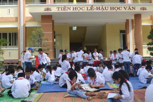 1. các em say sưa đọc sách quên cả nắng.jpg