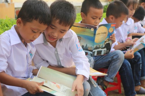 2. niềm phấn khởi của các em học sinh Tiểu học khi được tiếp cận với các loại sách, báo, chuyện tranh.jpg