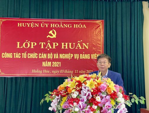 Đồng chí Lê Văn Nghĩa - TVHU - Trưởng Ban tổ chức huyện uỷ phát biểu khai mạc lớp tập huấn.jpeg