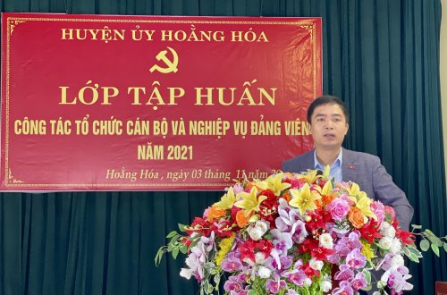 Đồng chí Trần Đức Tuấn - HUV - Phó Ban tổ chức huyện uỷ trực tiếp truyền đạt các chuyên đề.jpeg