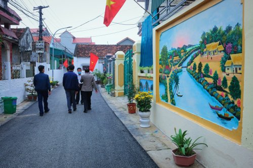2. Tường rào trong thôn đều được quét vôi ve hoặc vẽ tranh bích họa.jpg