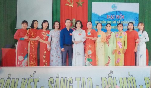 5. Lãnh đạo huyện, xã cùng BCH Hội phụ nữ xã tại Đại hội Đại biểu Hội Phụ nữ xã, nhiệm kỳ 2021-2026.jpg