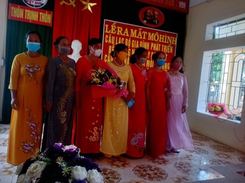 1.  Thành lập Câu lạc bộ “Gia đình phát triển bền vững nuôi dạy con tốt” Chi hội Thôn Trịnh thôn.jpg