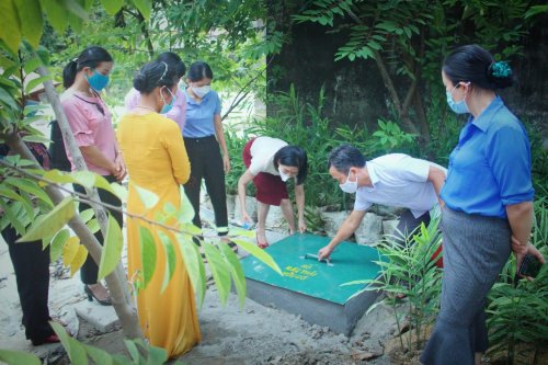 2. Hội phụ nữ xã Hoằng phú triển khai xây hố phân loại rác thải hữu cơ tại hộ gia đình hội viên.jpg