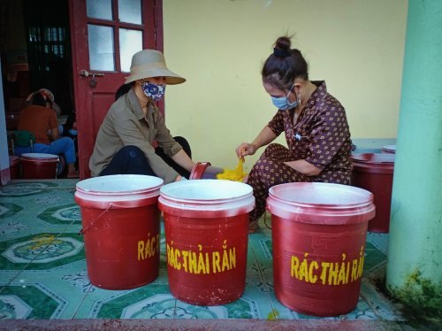6. Hội phụ nữ xã hỗ trợ thôn xây dựng thôn nông thôn mới kiểu mẫu thùng phân loại rác thải tại hộ gia đình.jpg