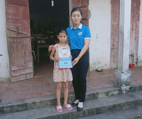 3. Đồng chí Lê Thị Phương Chủ tịch Hội phụ nữ trao quà cho cháu Nguyễn Vịnh Vịnh có hoàn cảnh đặc biệt khó khăn nhân ngày Quốc tế thiếu nhi.jpg