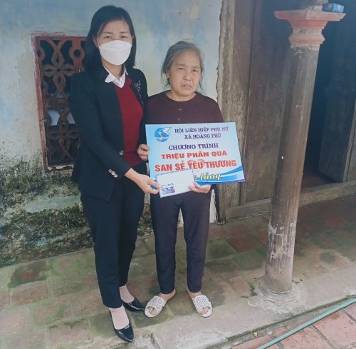 4. Hội phụ nữ trao quà cho hội viên nghèo có hoàn cảnh đặc biệt khó khăn.jpg