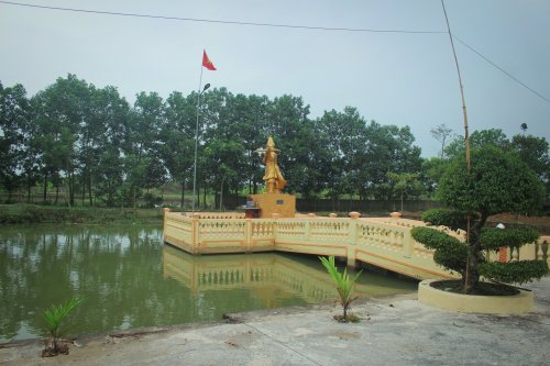 3. Tượng Tướng quân Cao Lỗ được dựng trên ao trước đền thờ..jpg