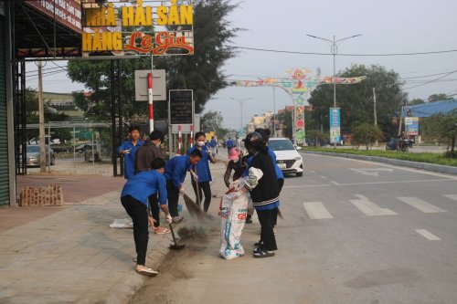 4. Đoàn thanh niên địa phương dọn vệ sinh trên tuyến đường trong khu du lịch.jpg