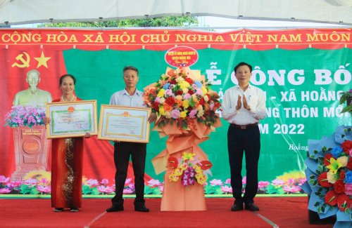 6. Đồng chí Lê Văn Phúc - TVHU, Phó Chủ tịch UBND huyện trao hoa, các Quyết định công nhận thôn NTM kiểu mẫu và tiền thưởng của UBND huyện cho Nhân dân và cán bộ thôn Hảo Nam..jpg