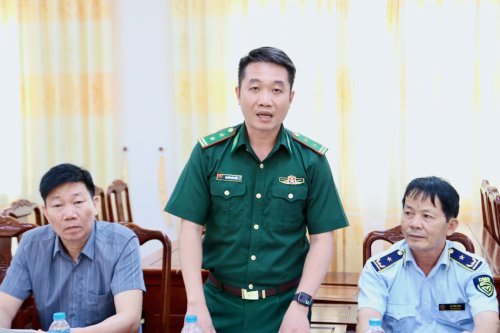 4. Đồng chí Nguyễn Hữu Tuấn, Đồn trưởng Đồn biên phòng Hoằng Trường tham gia ý kiến tại hội nghị..jpg